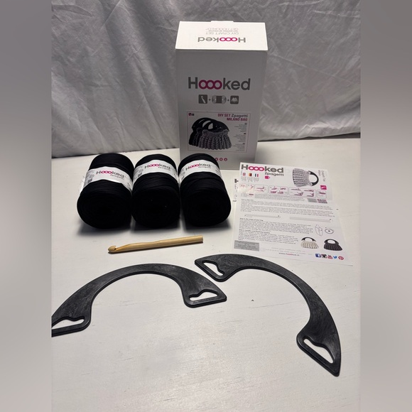 Hooked Zpagetti Milano Bag DIY Crochet Kit –Black Recycled Cotton Yarn & Handles - Picture 1 of 11